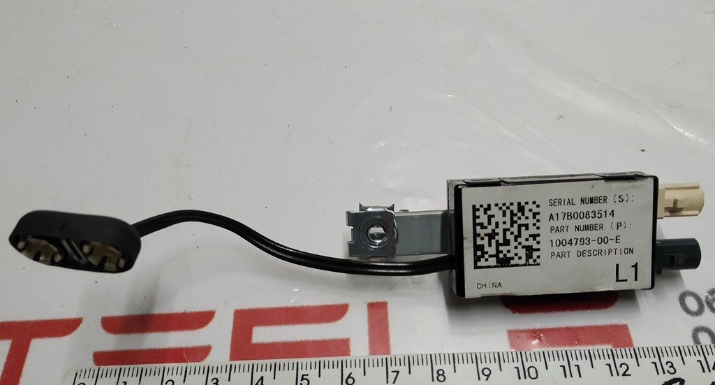 2 1004808-00-E Wzmacniacz antenowy FM2 - NA EU APAC (prawy) Tesla model S, model S REST 1004808-00-F